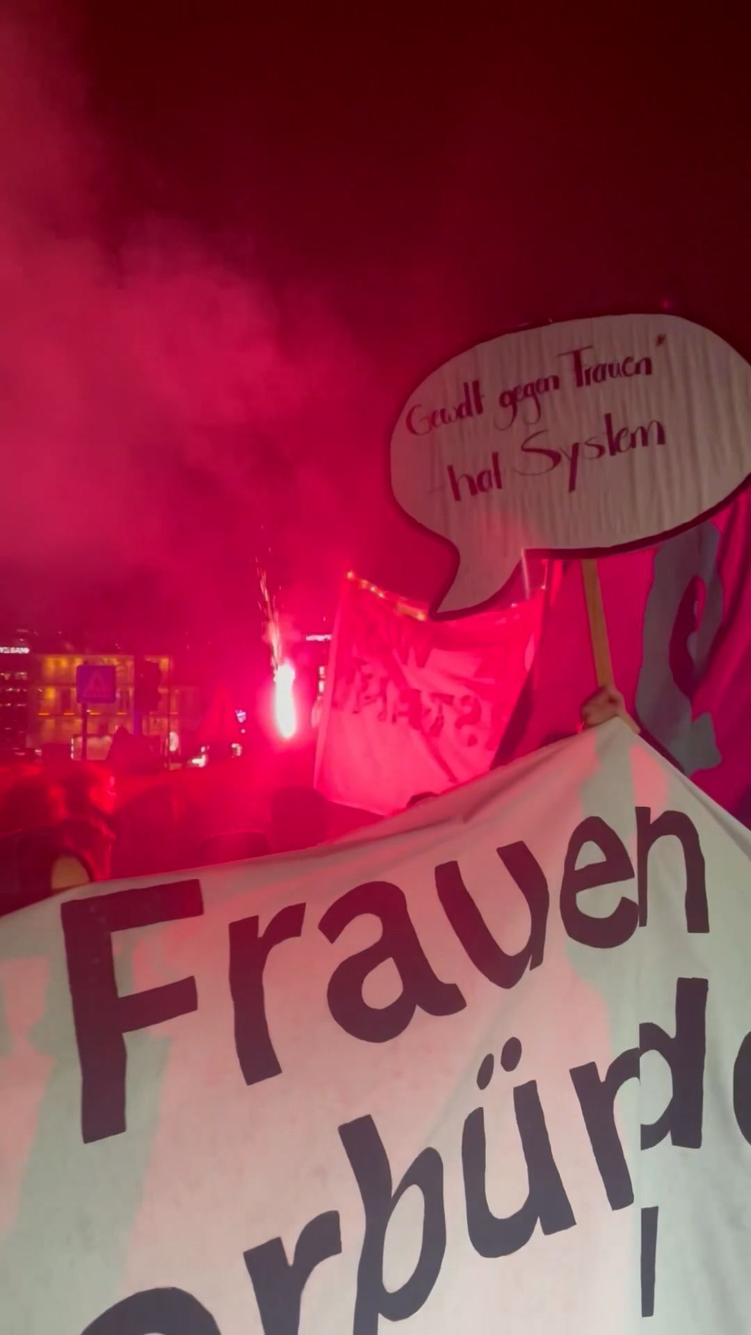 Video: Protest in Stuttgart: Hunderte demonstrieren gegen Gewalt an Frauen