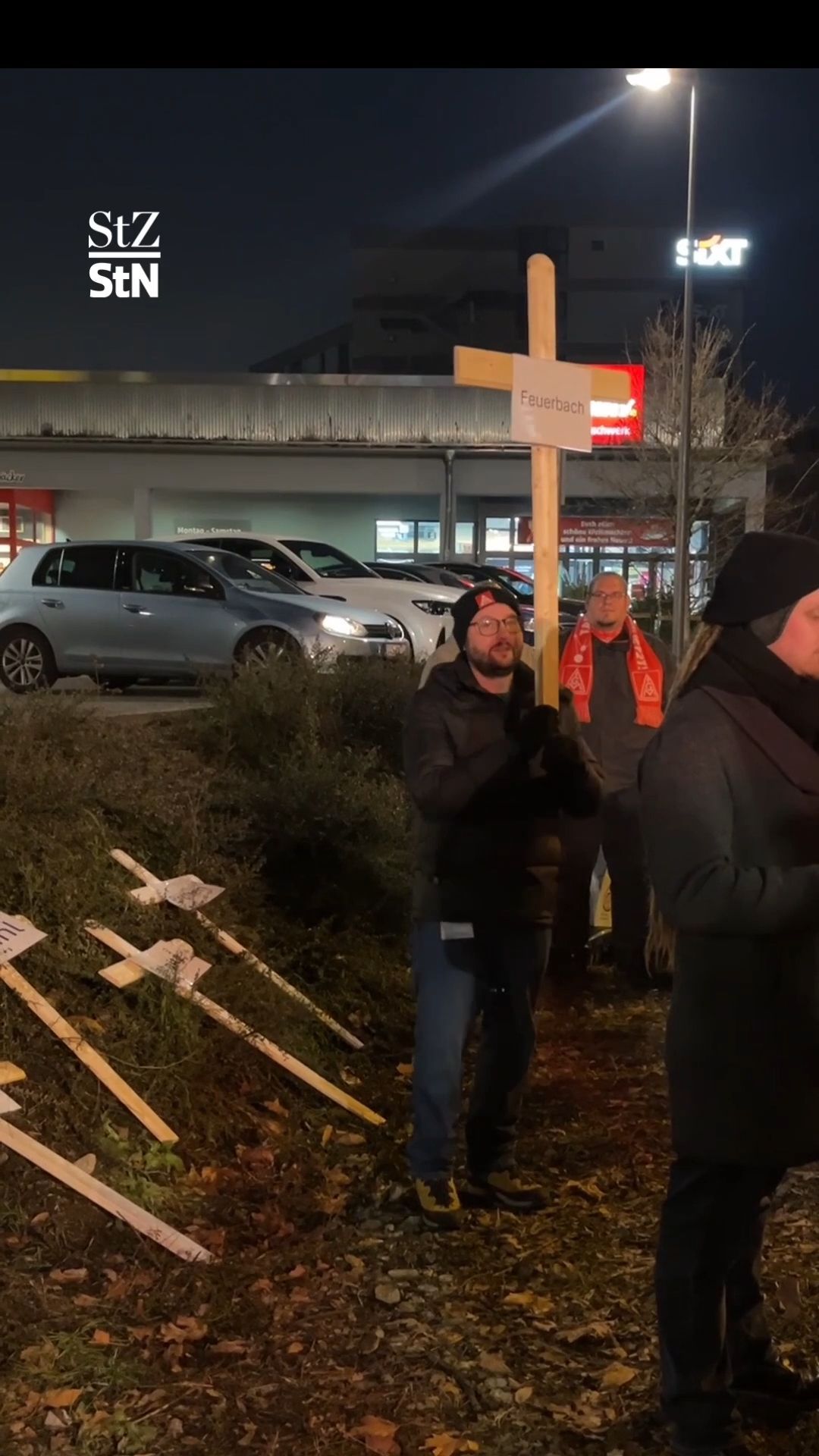 Video: Im Sarg und mit Grabstein: Mitarbeiter beerdigen Bosch in Stuttgart
