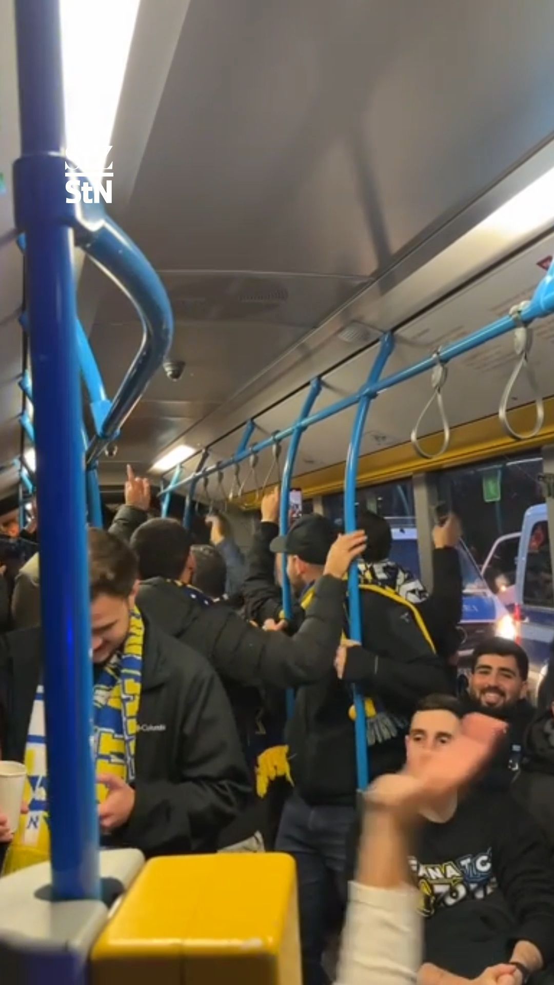 Video: Auf dem Weg zum Stadion: Maccabi-Fans feiern im Bus
