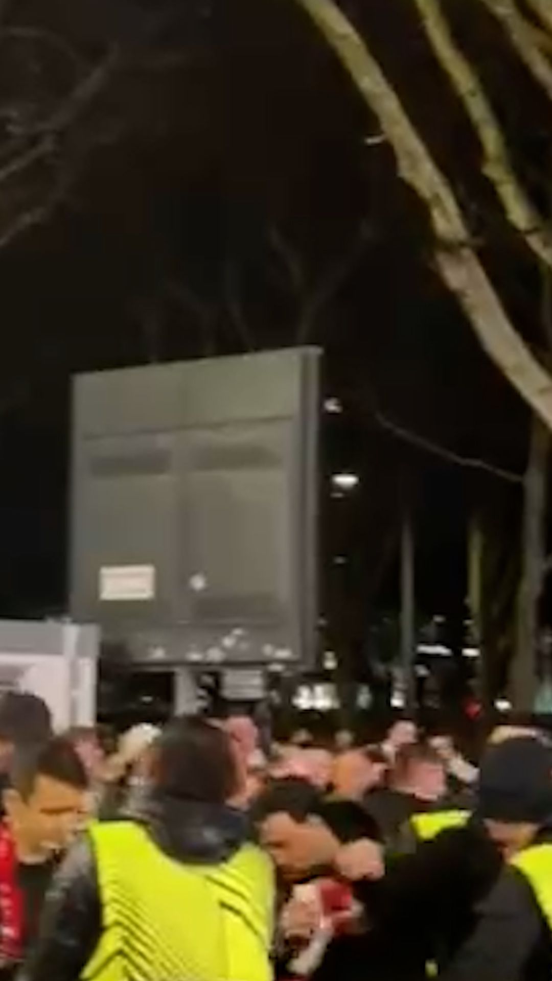 Video: Verzögerte Einlasskontrollen in Stuttgart: Lange Schlangen vor dem Spiel gegen Maccabi