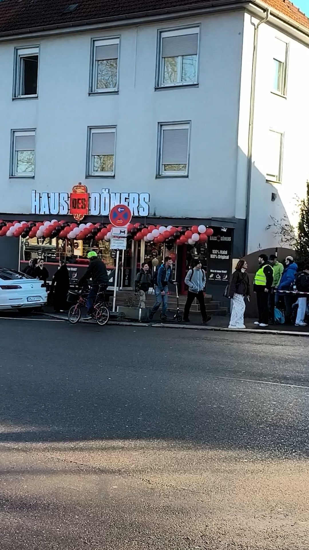 Video: Riesen-Schlange in Waiblingen: 1.500 Döner für 1 Cent