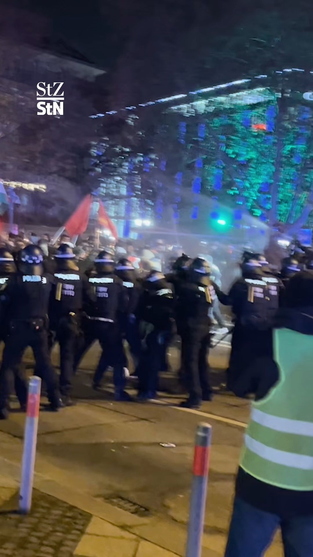 Video: Polizei mit Pyro beworfen: Demo in Stuttgart esklaiert
