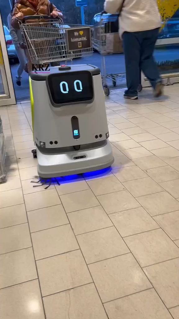 Video: Sprechender Wischroboter im Supermarkt in Grafenau