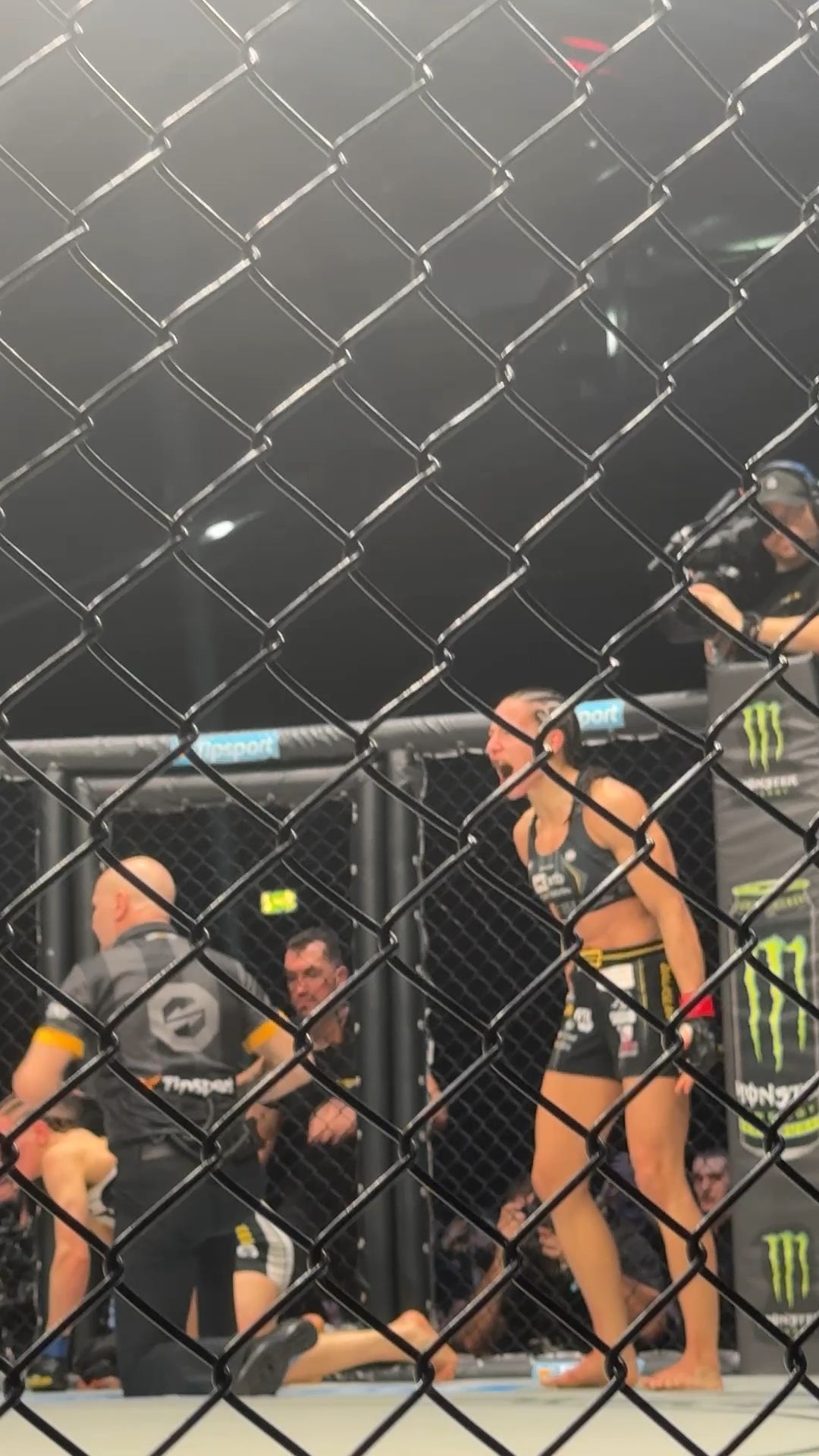 Video: K.o. in der dritten Runde: MMA-Kämpferin Alina Dalaslan gewinnt in Stuttgart