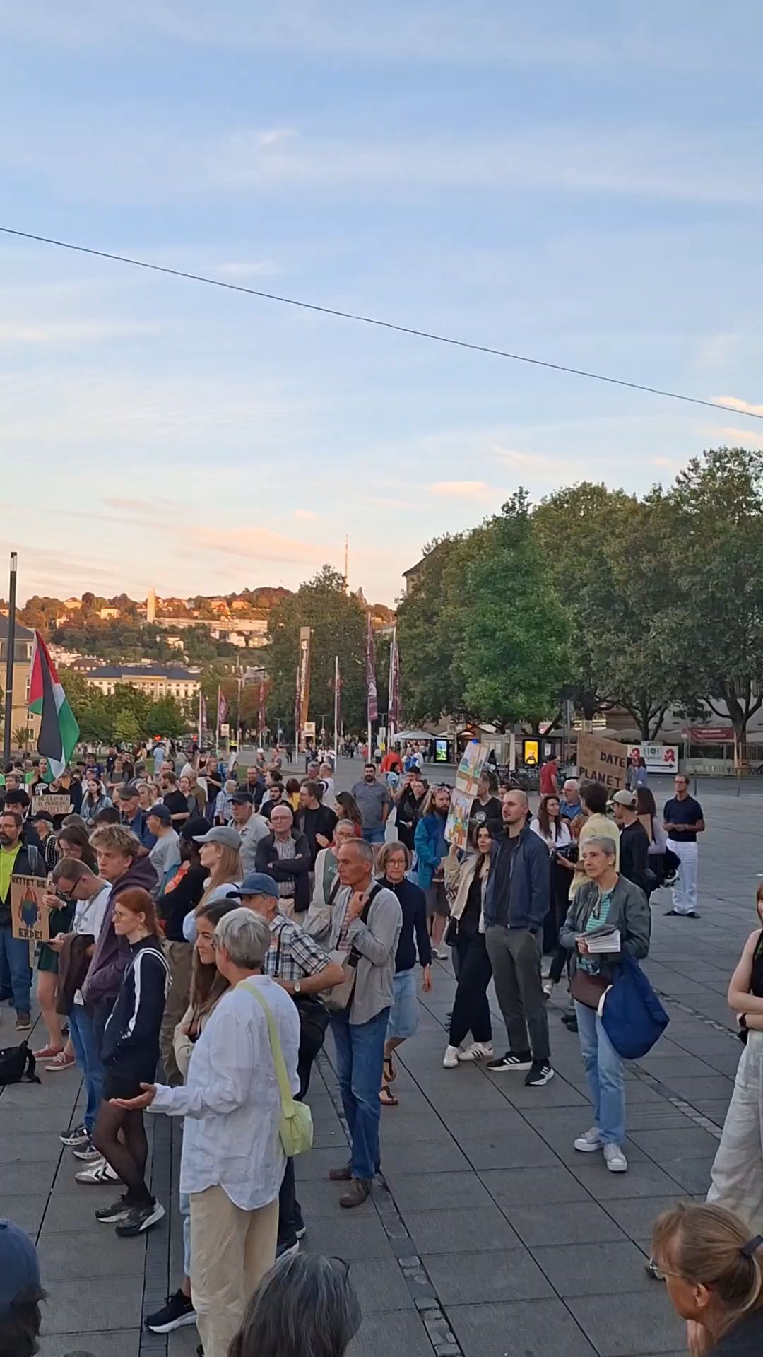Video: Mehr als 300 Menschen bei Hitzedemo in Stuttgart