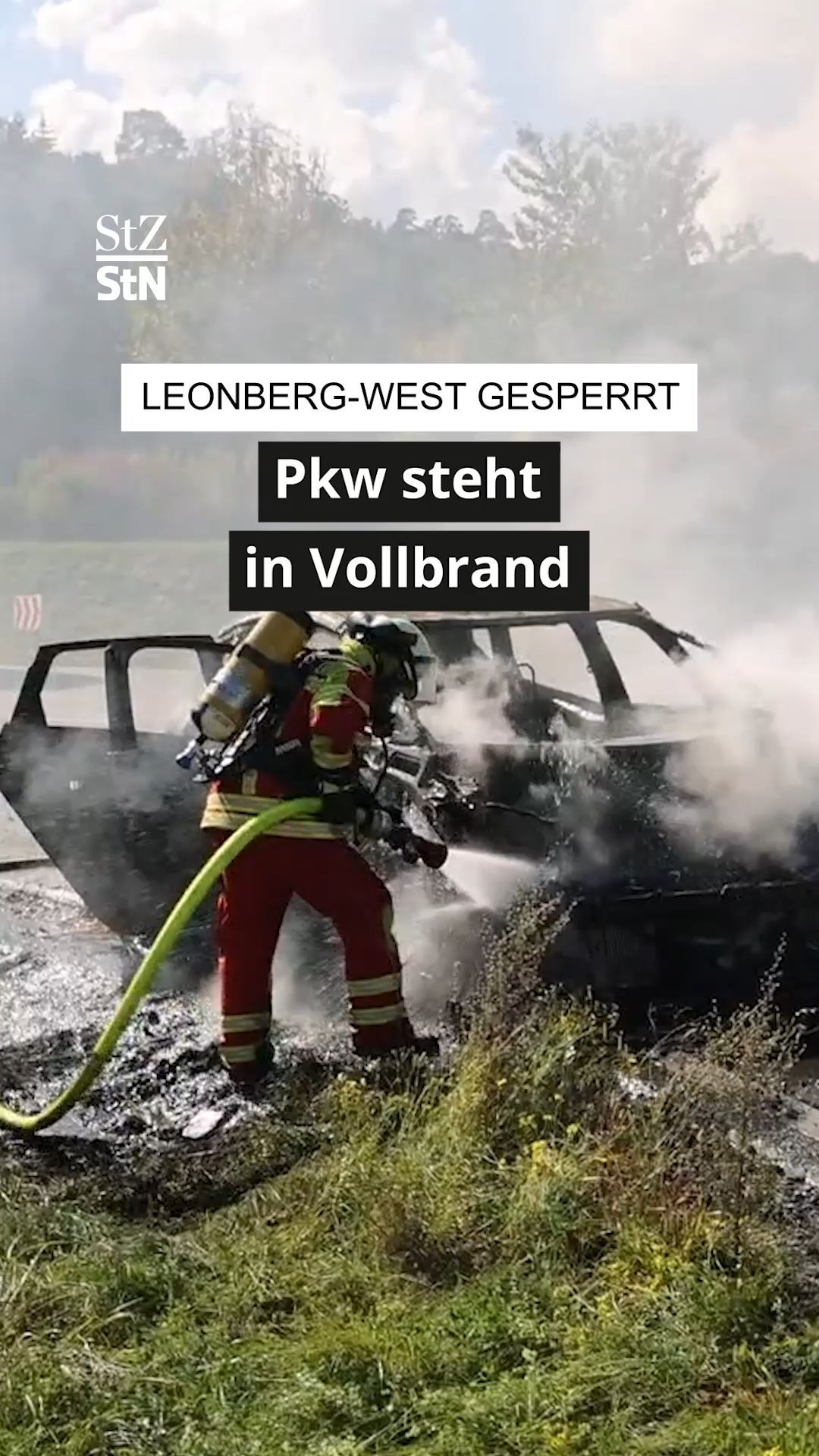 Video: Leonberg-West gesperrt: Pkw steht in Vollbrand