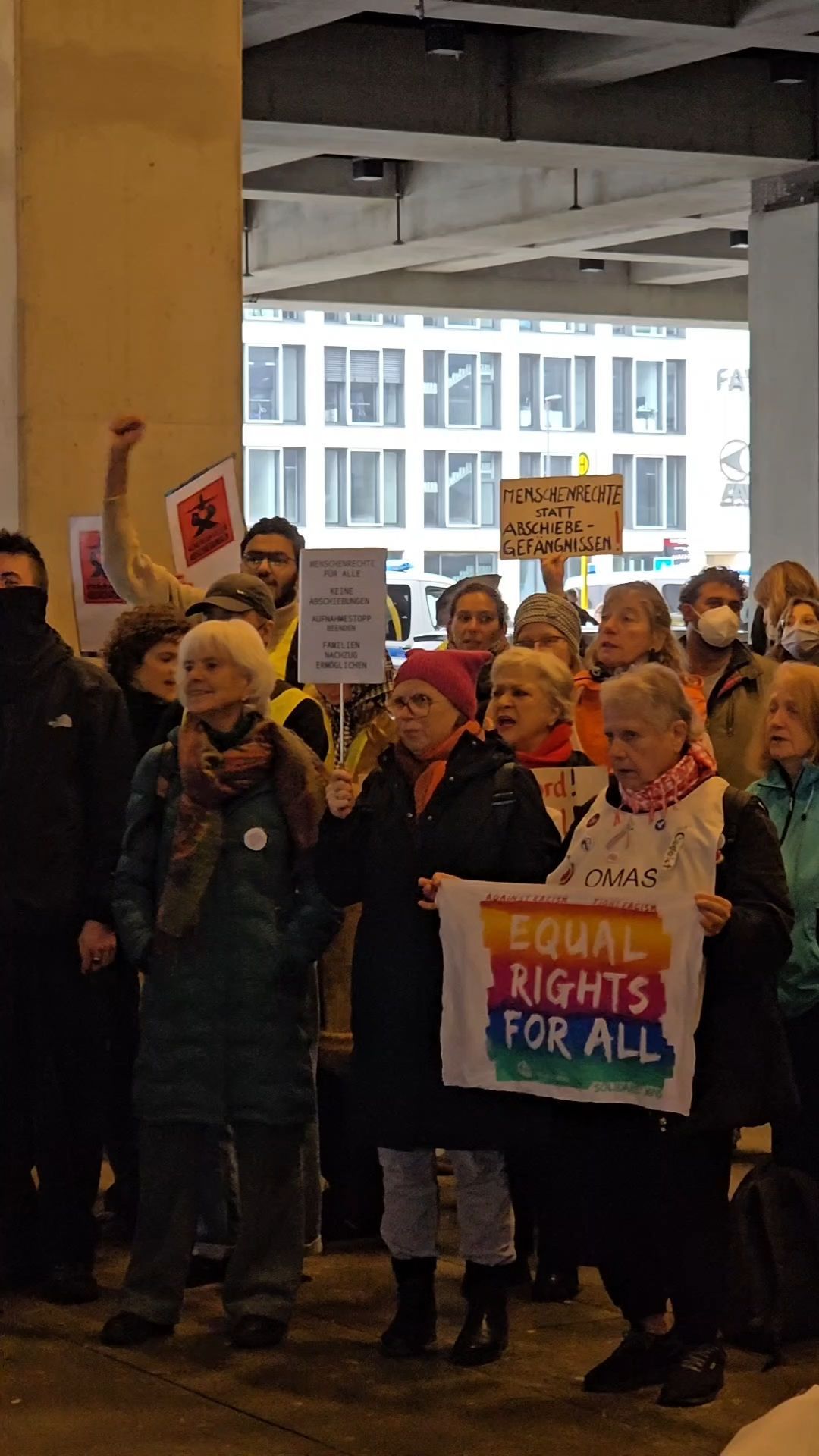 Video: Demo am Flughafen BER gegen Abschiebungen