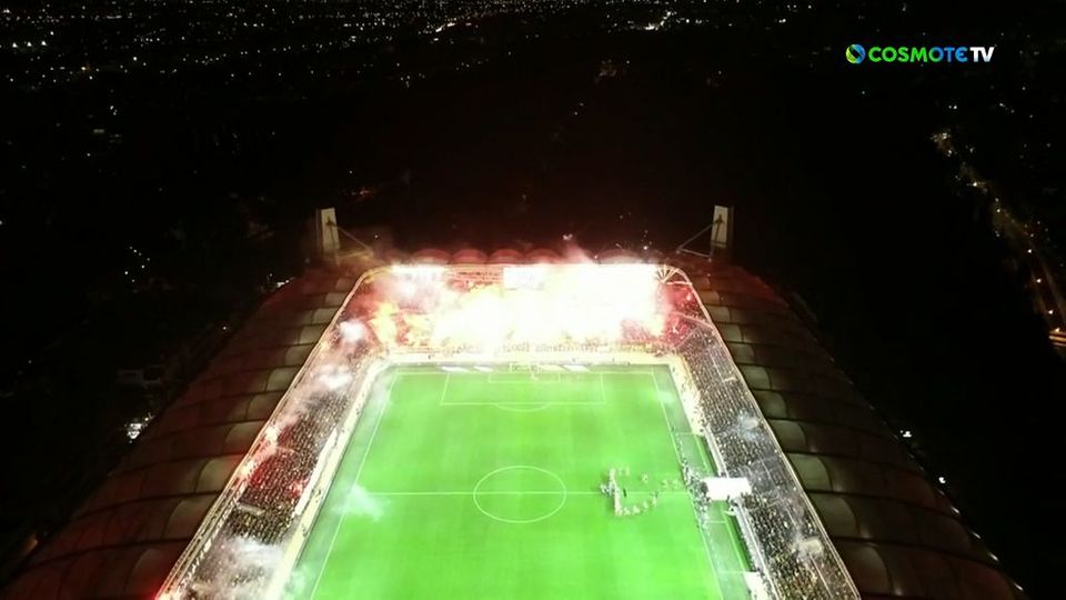 Εκρηκτική ατμόσφαιρα κατά την είσοδο των δύο ομάδων (VIDEO)