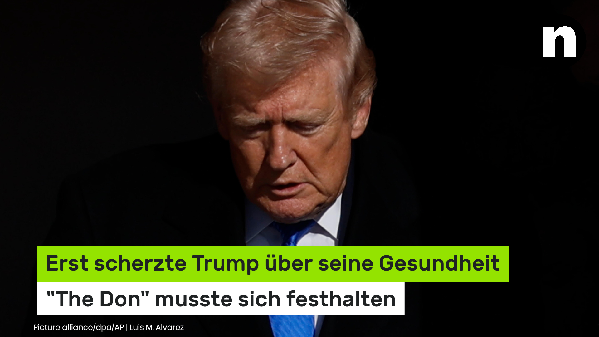 Video: Erst scherzte Trump über seine Gesundheit - "The Don" musste sich festhalten