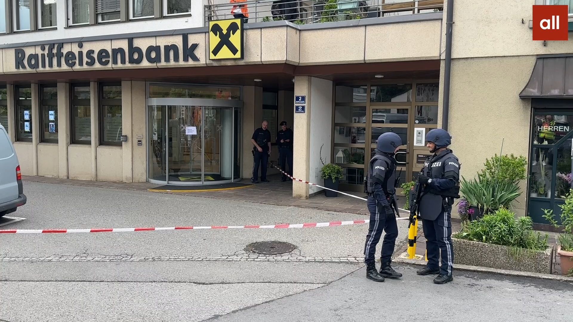 Banküberfall in Lochau - Polizei sucht flüchtigen Täter mit Bildern