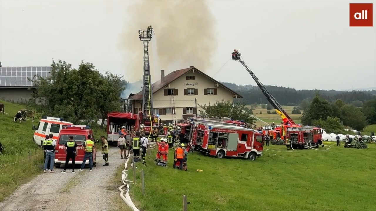 Feuer in Scheidegg: Bauernhof in Brand - Polizei und Feuerwehr im Einsatz