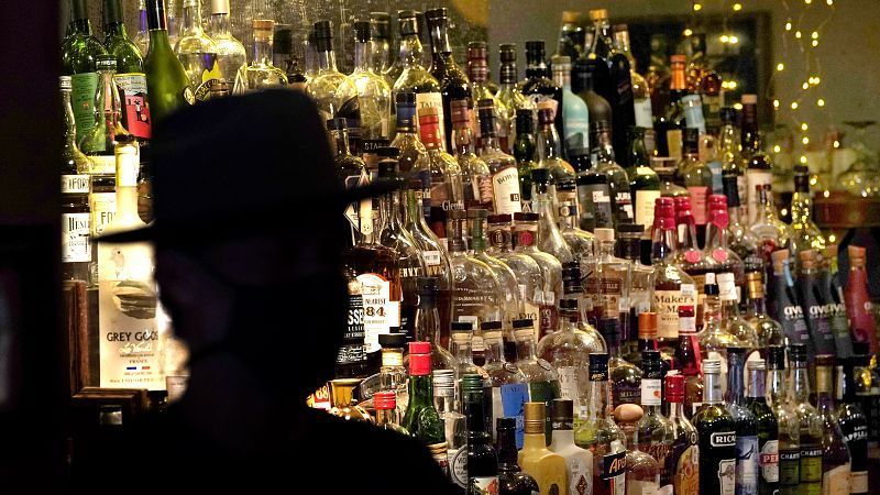 Atención, ¡alcohol! Irlanda advierte de los peligros para la salud en las botellas a partir de 2026