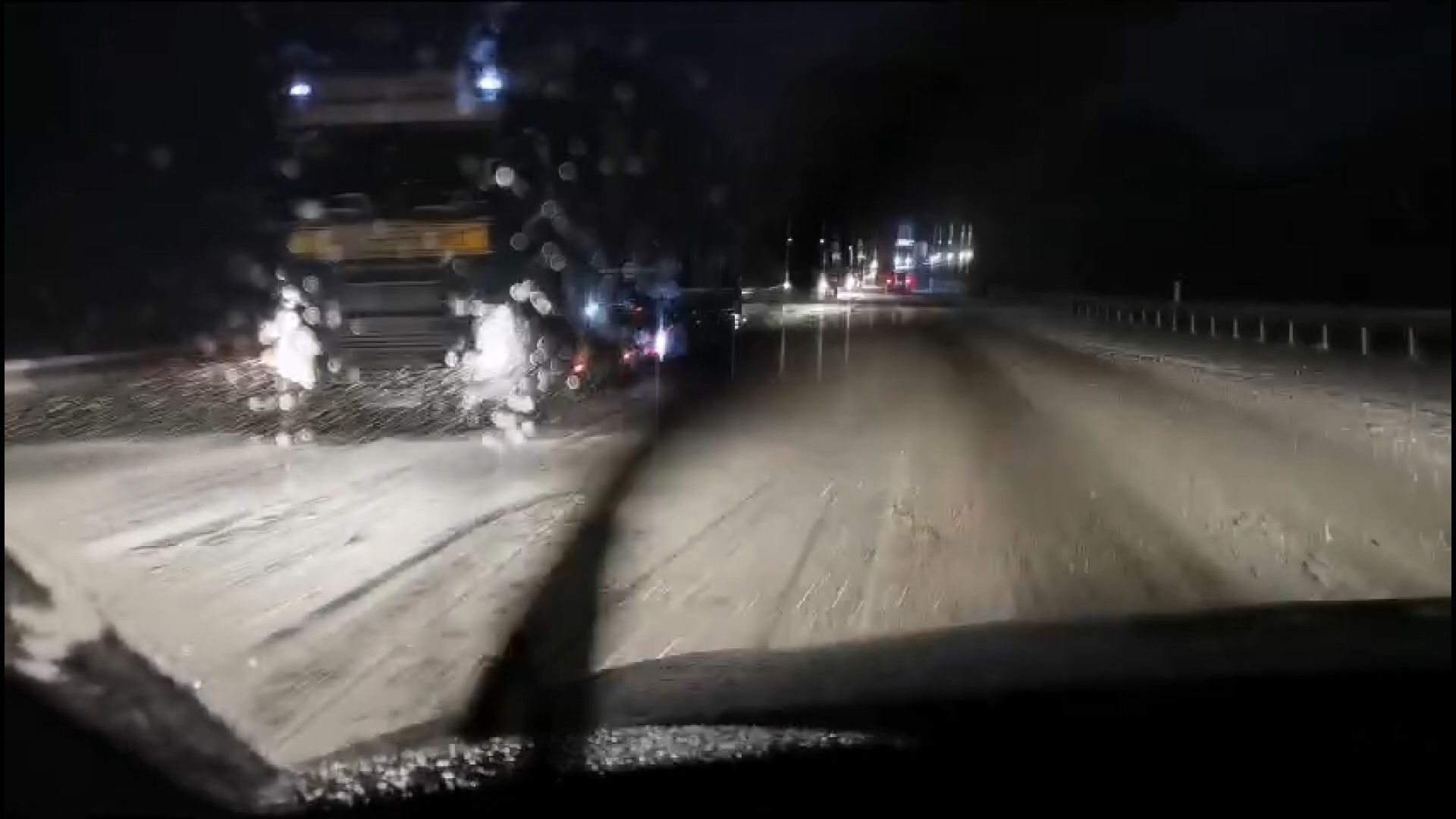 Starker Schneefall führt zu Verkehrsbehinderungen an der Autobahnauffahrt bei Aicha vorm Wald