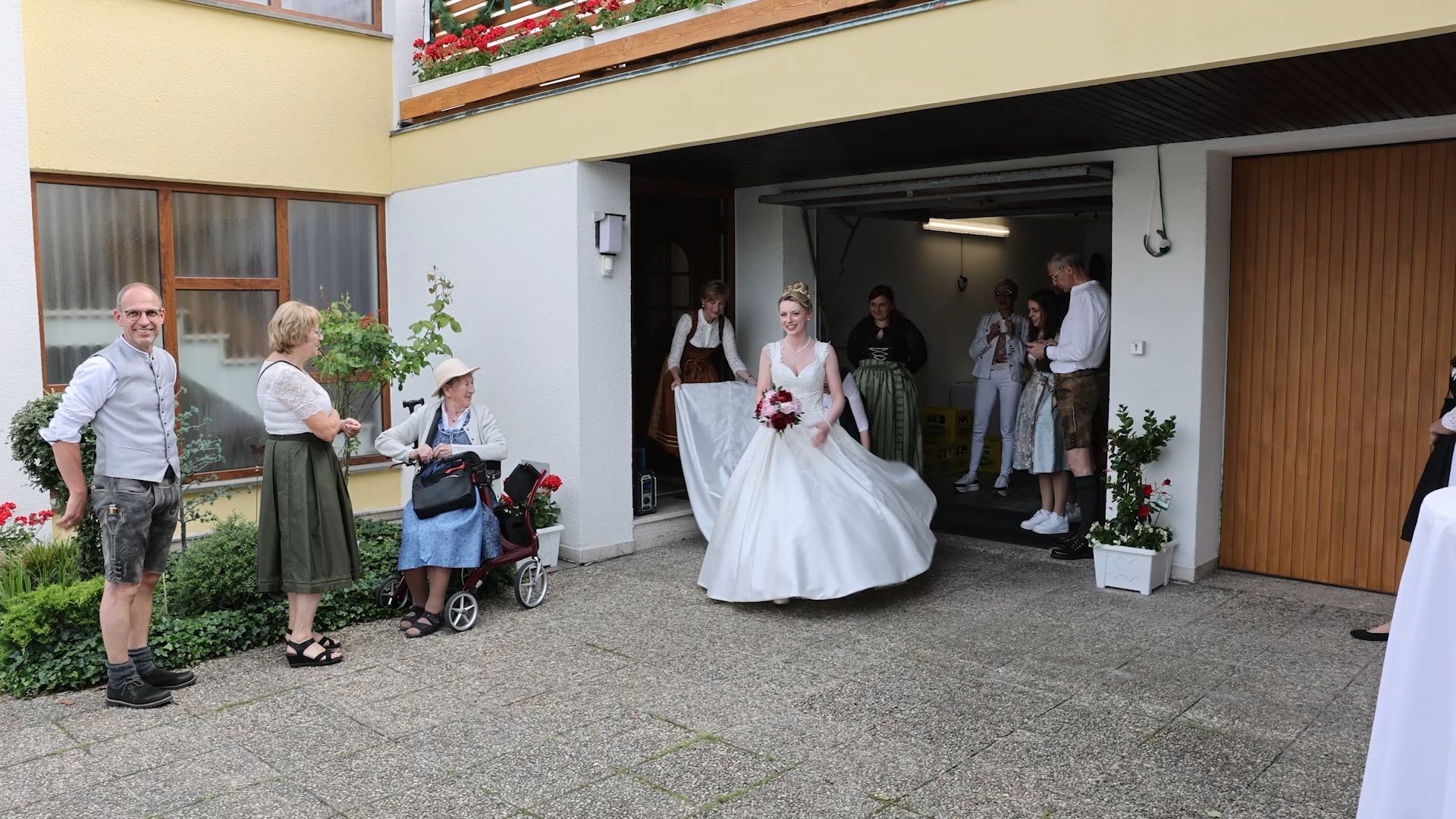 Video: Viel Applaus beim Burschen- und Brautzug in Bad Kötzting für Pfingstbraut Anna Maria