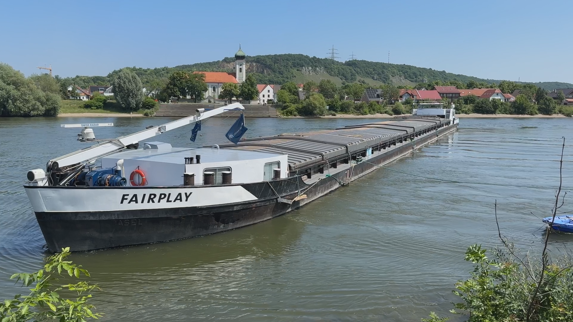 Video: Schiff liegt quer in der Donau: Frachter bei Regensburg-Schwabelweis festgefahren