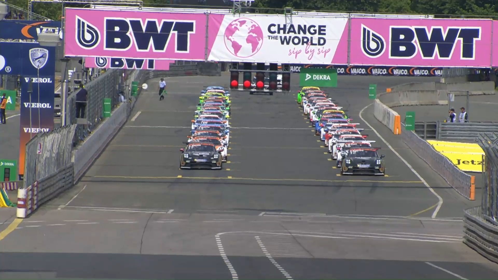 Video: Race Week: Ein niederbayerischer Rennstall beim Porsche Carrera Cup in Nürnberg