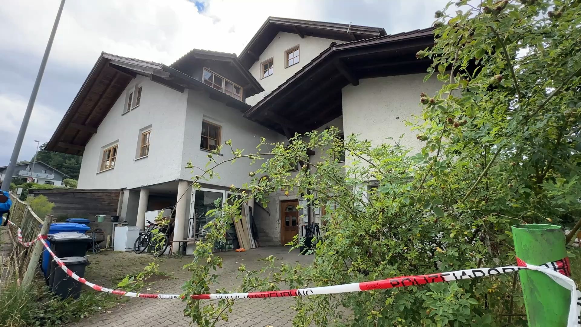Drei Tote in Mehrfamilienhaus: Eindrücke und Stimmen aus Zwiesel im Video