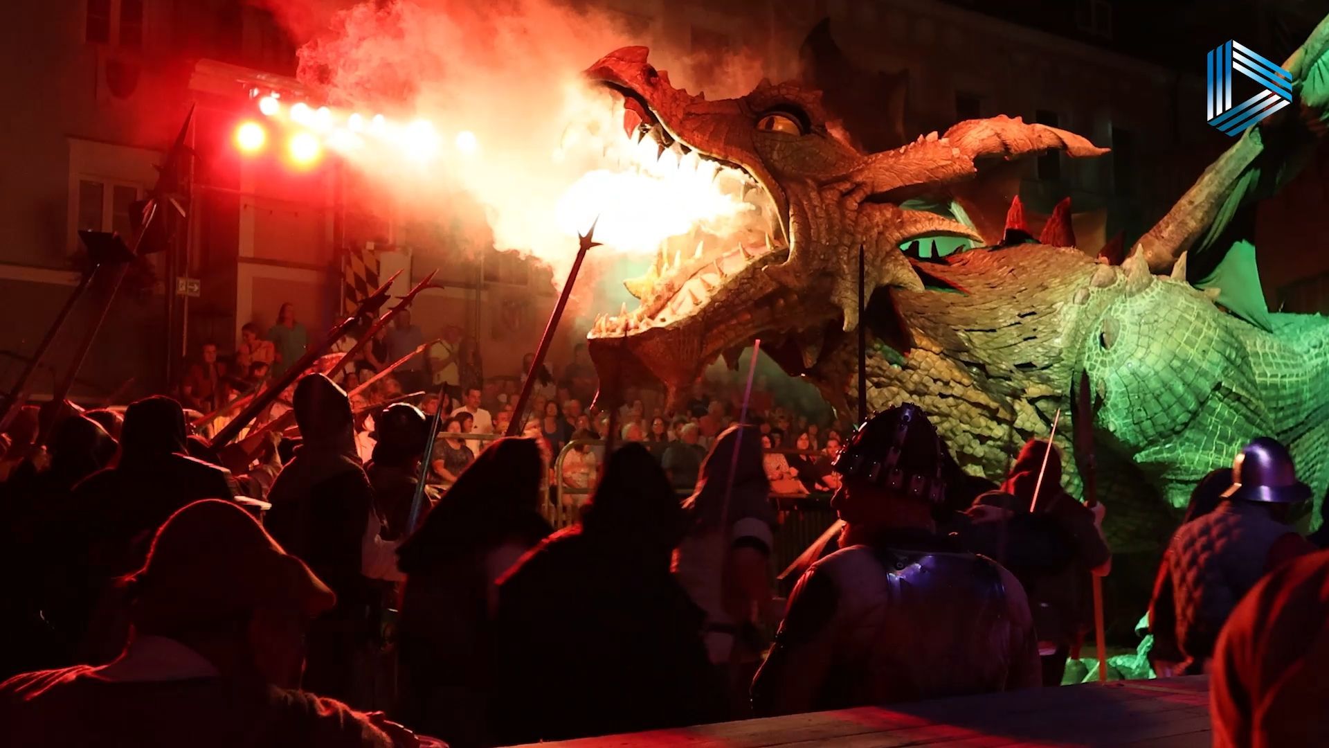 Video: Furioses Drachenstich-Aufführung und Ritterehrungen