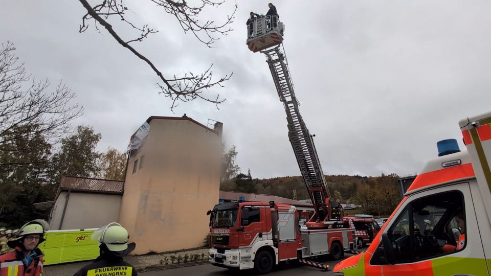 Video: AfD-Landesparteitag in Greding: Demonstranten besetzen Dach und zünden Bengalos