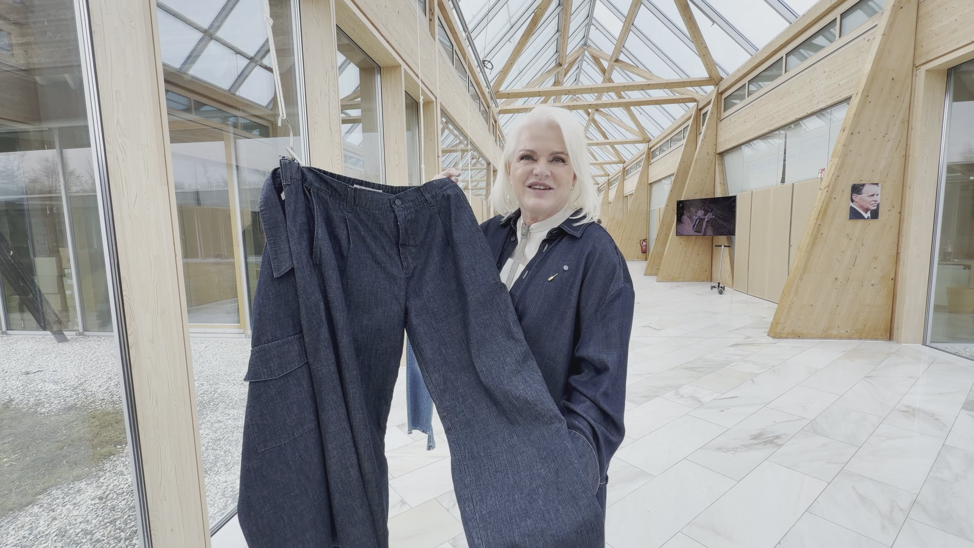 Video: Von der Brennnessel zur Hose: MAC Jeans aus Roßbach wird für Innovation ausgezeichnet