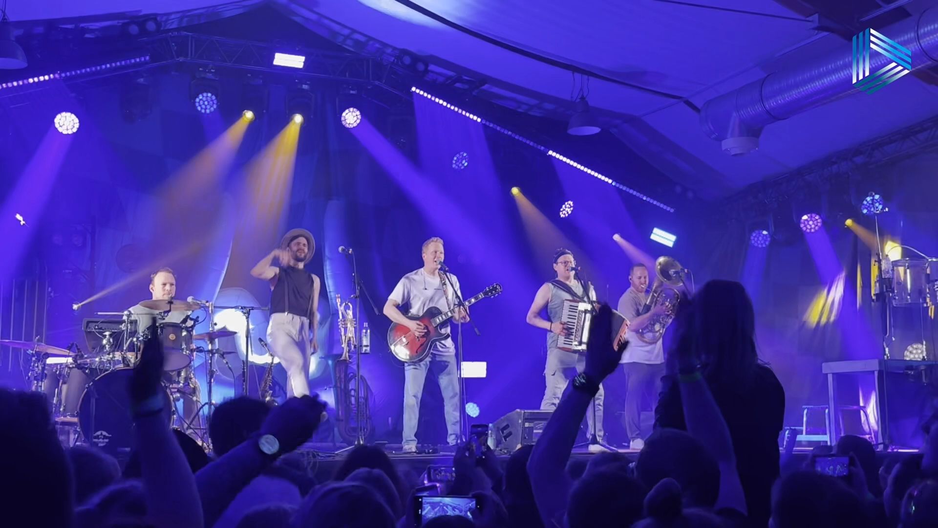 Video: Fulminanter Auftritt der Fäaschtbänkler in der Rottgauhalle in Eggenfelden