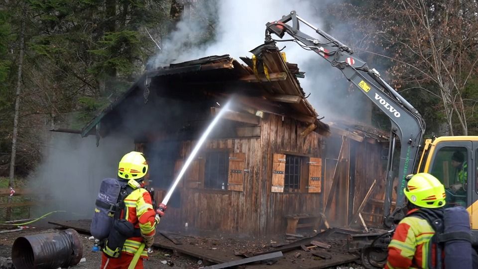 Video: Feuer zerstört Partyhütte in Inzell