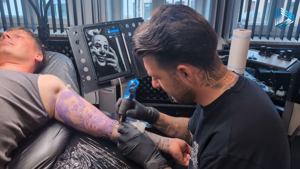 Video: Von der Idee bis unter die Haut: So entsteht ein Tattoo beim Neuburger Tätowierer Uwe Müller