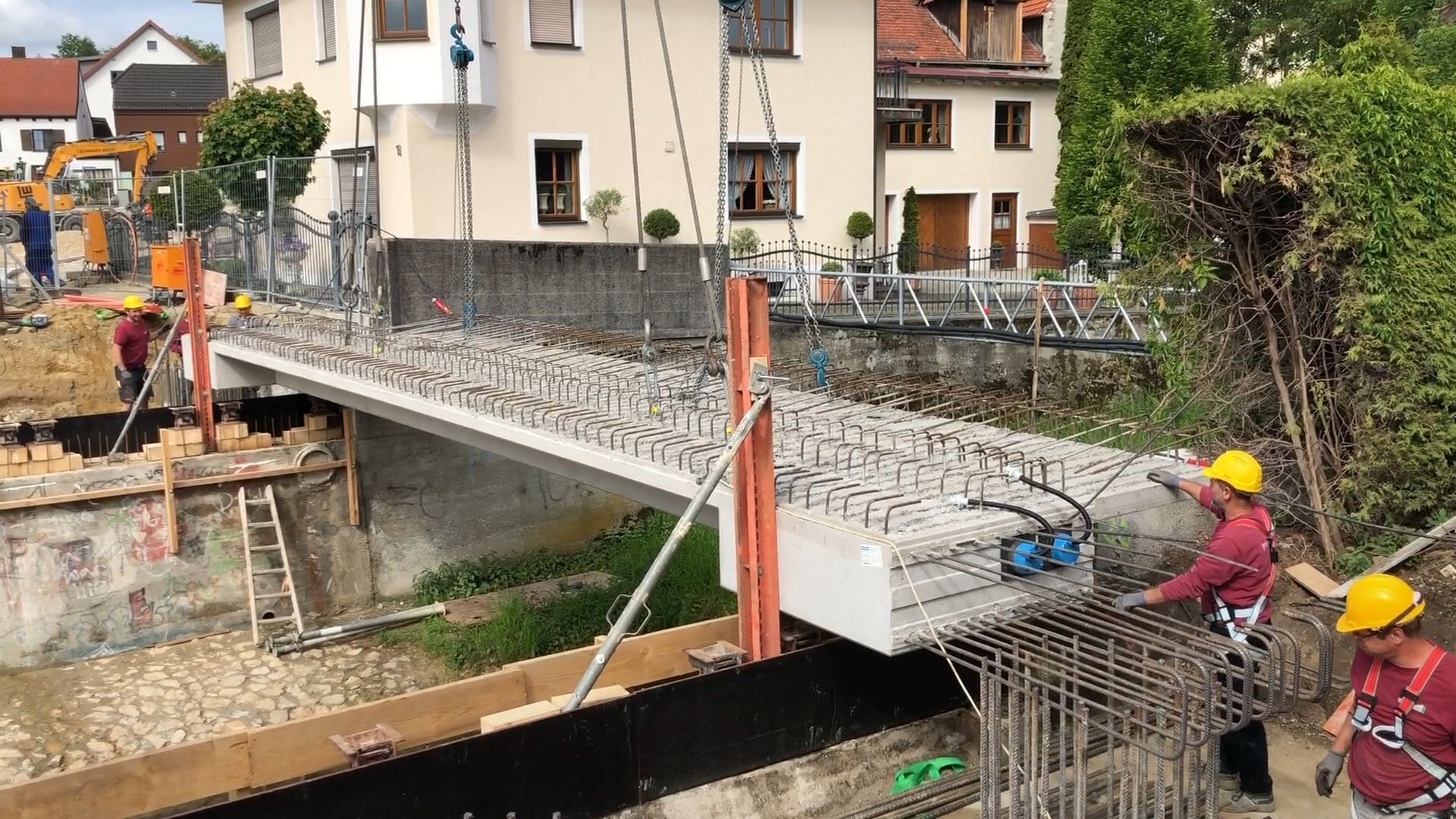 Video: Großbaustelle in Wolnzach: Einhub der neuen Brücke in der Schloßstraße