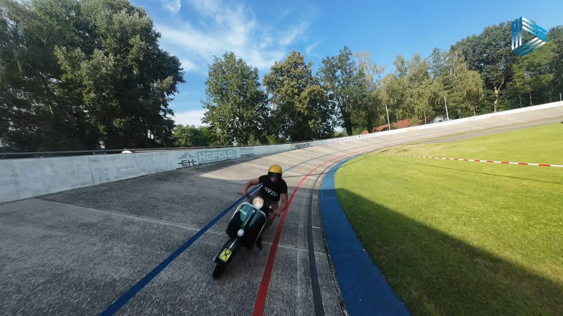 Video: 1273 Runden mit der Vespa: Weltrekord in Niederpöring