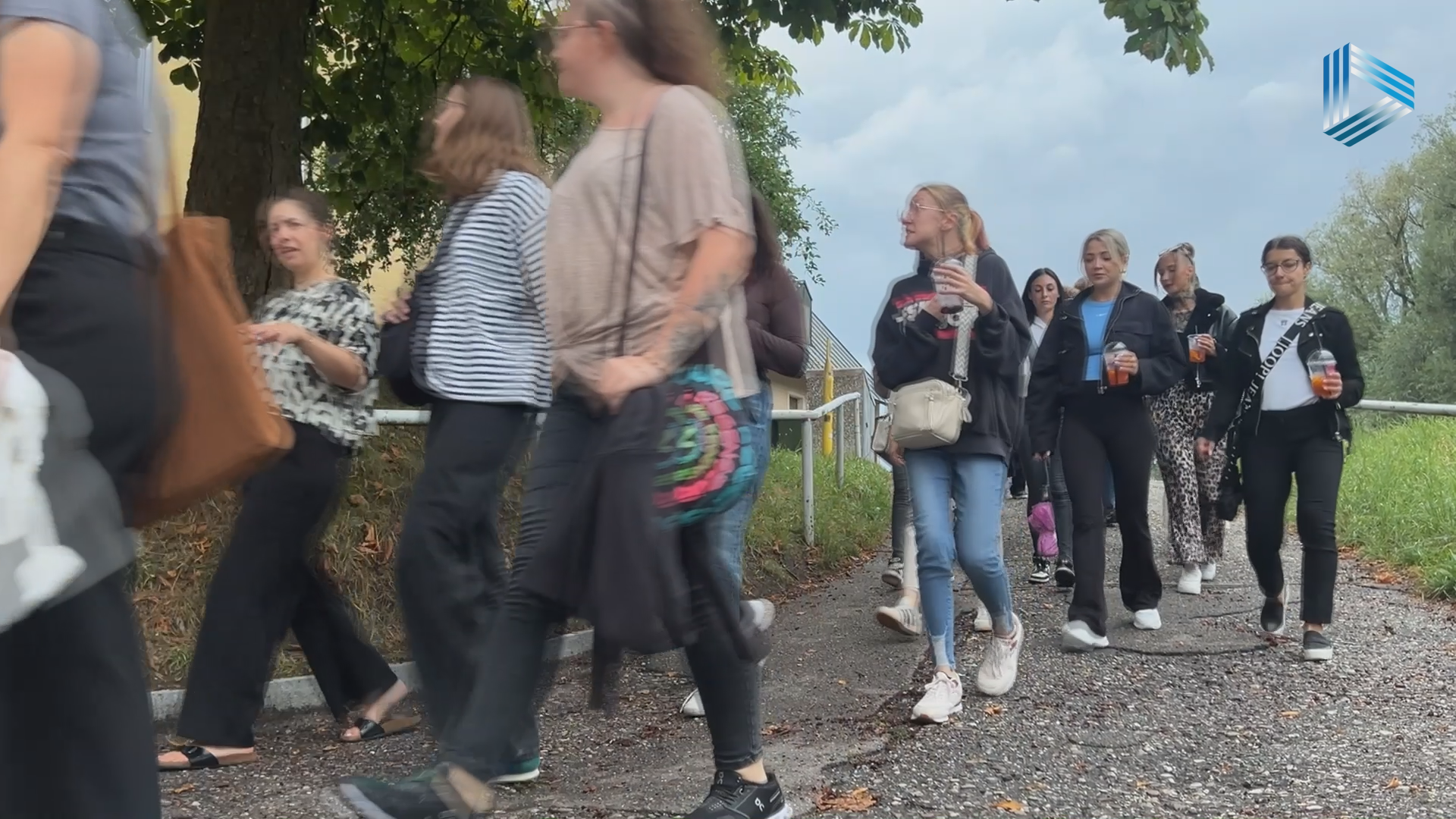 Video: Spazieren und Freundinnen finden: Der Regensburger Hot Girl Club