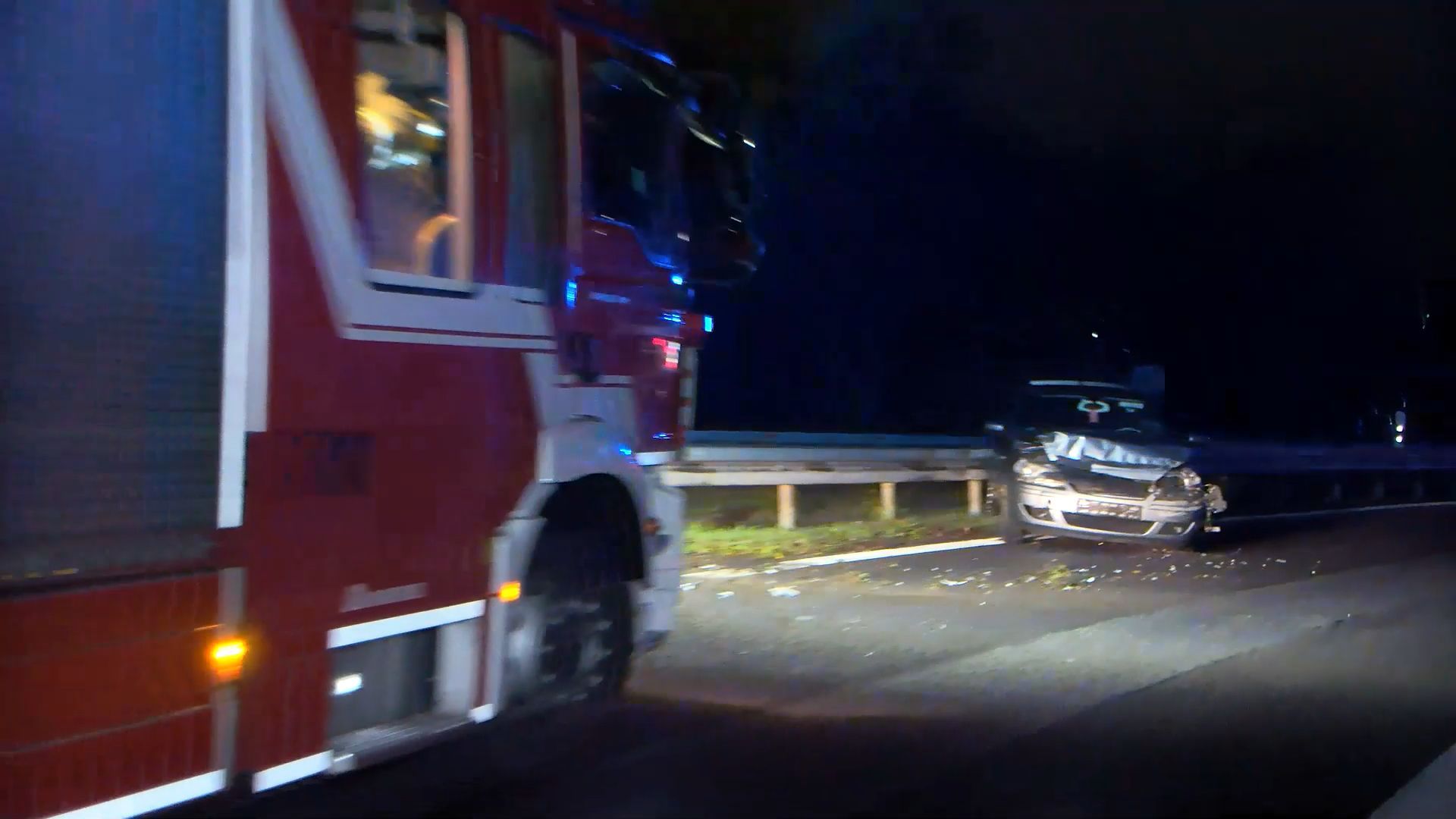 Unfall auf A656: Nicht angepasste Geschwindigkeit bei Nässe führt zu Kollision mit Leitplanke