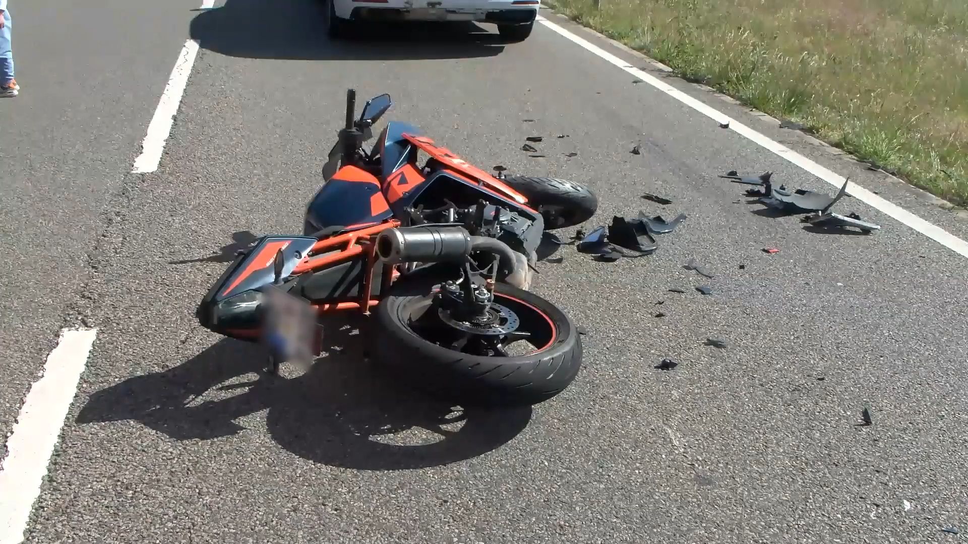 Video: Schwerer Motorradunfall auf der L598: Sozius über zwei Fahrzeuge geschleudert