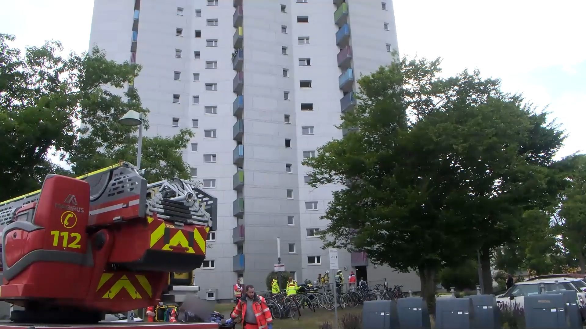 Video: Küchenbrand in Mannheimer Hochhaus – Bewohnerin verletzt, Wohnung unbewohnbar