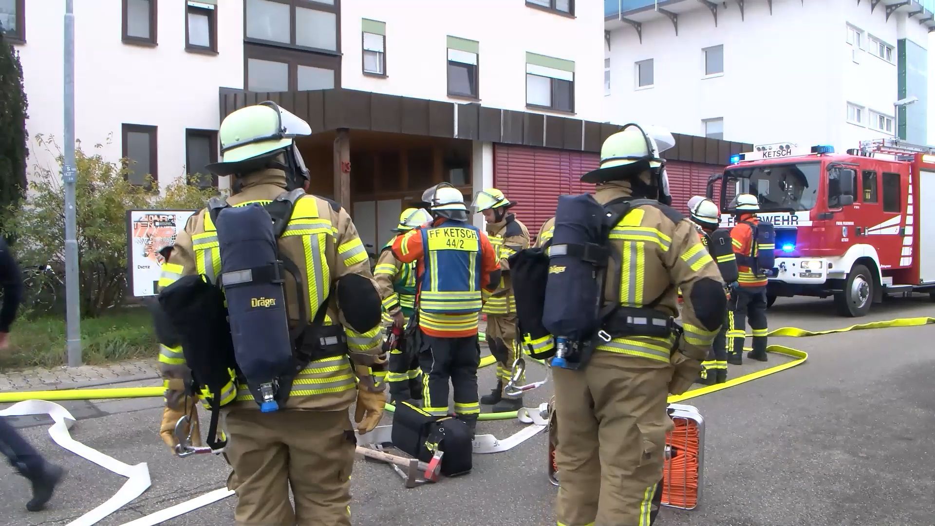 Video: Feuer in Dachgeschosswohnung: Bewohnerin verletzt – Kaninchen von Feuerwehr gerettet