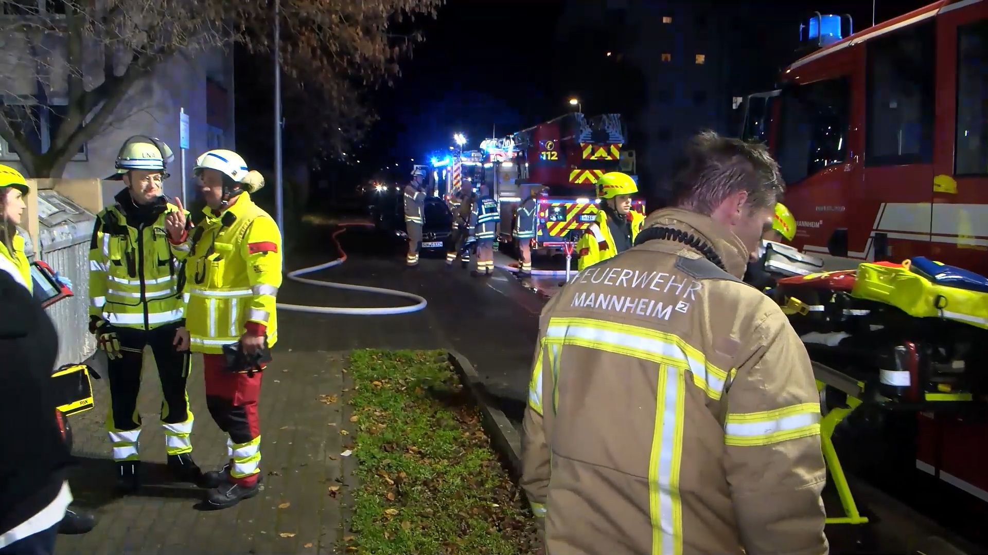 Video: Großeinsatz in Mannheim-Schönau: Brand im Untergeschoss eines Mehrfamilienhauses versperrt Fluchtweg