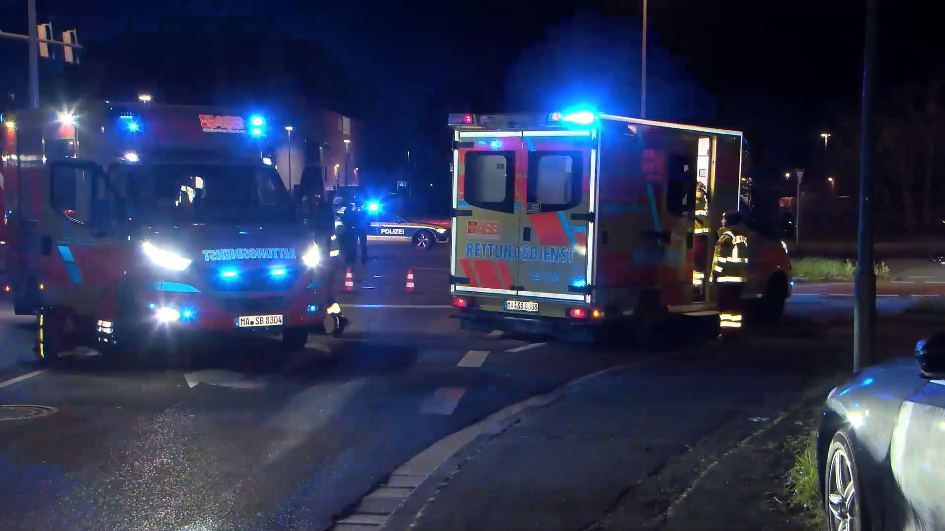Video: Hoher Sachschaden bei heftigen Kreuzungscrash in Mannheim-Vogelstang