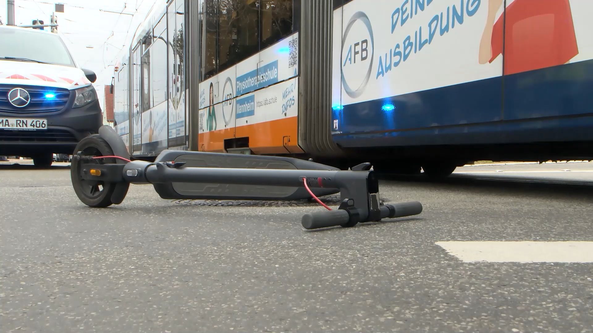 Video: Unfall in Eppelheim: E-Scooter prallt mit Straßenbahn zusammen