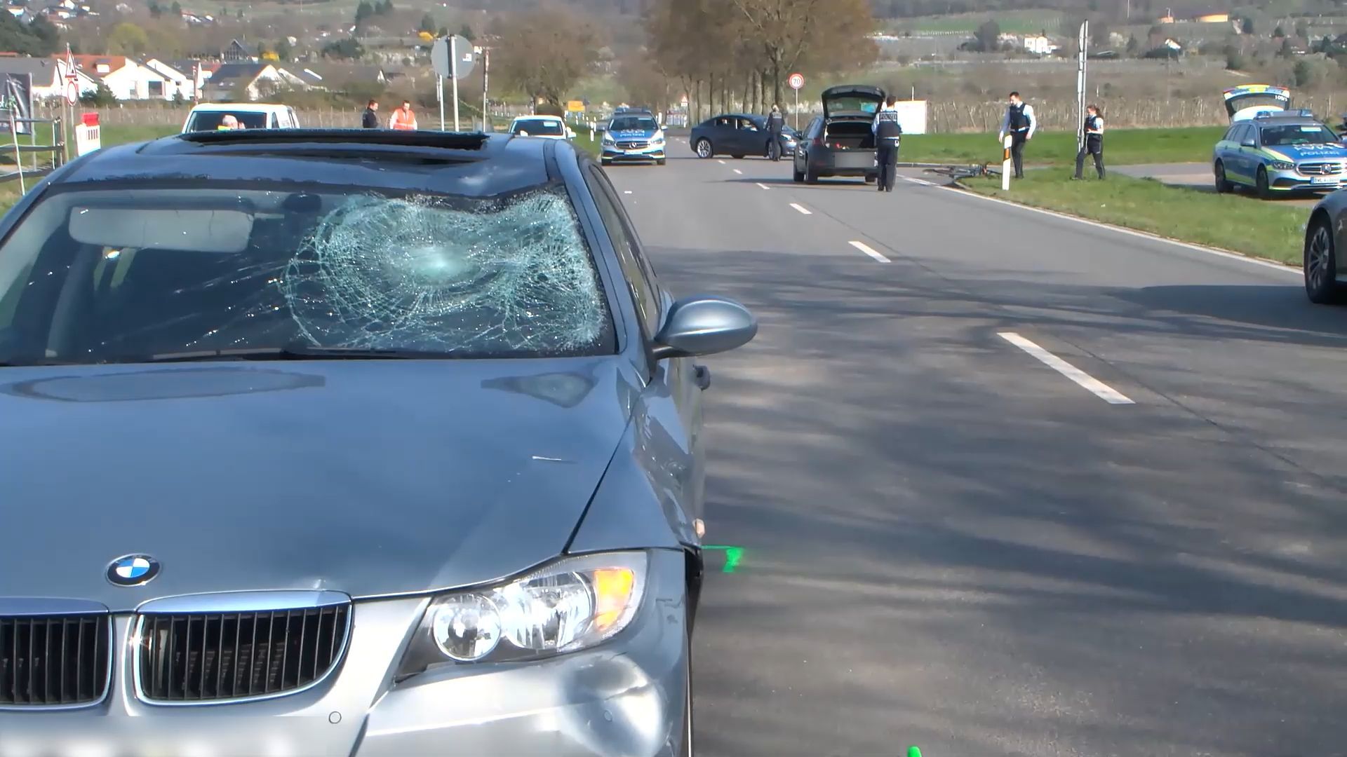 Video: Radfahrer auf der L541 bei Hirschberg bei Unfall schwer verletzt – Rettungshubschrauber im Einsatz