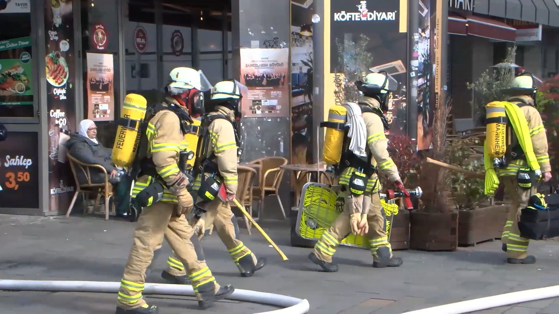 Video: Brand in Mannheimer Innenstadt – Feuerwehr im Großeinsatz
