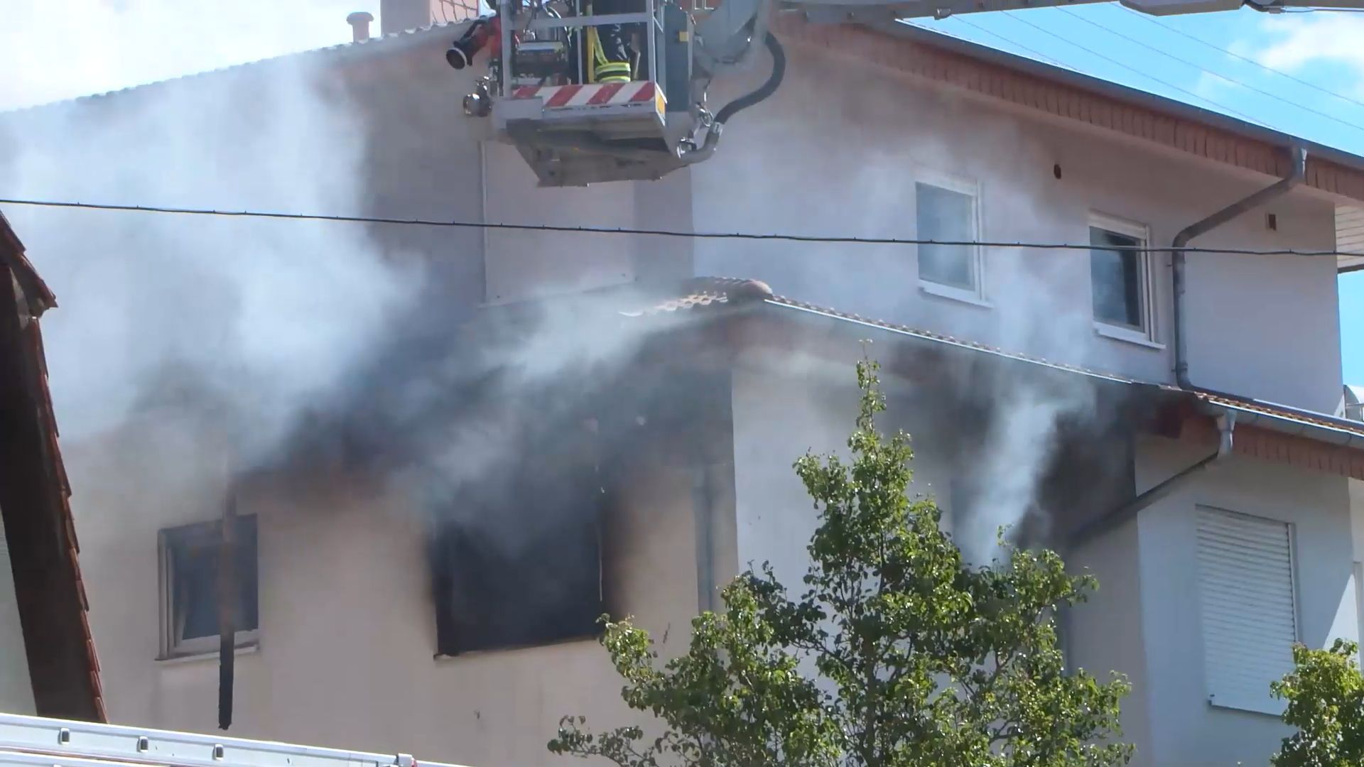 Video: Wohnungsbrand in Walldorf: Flammen schlagen aus Fenstern – Feuer droht auf Dach überzugreifen