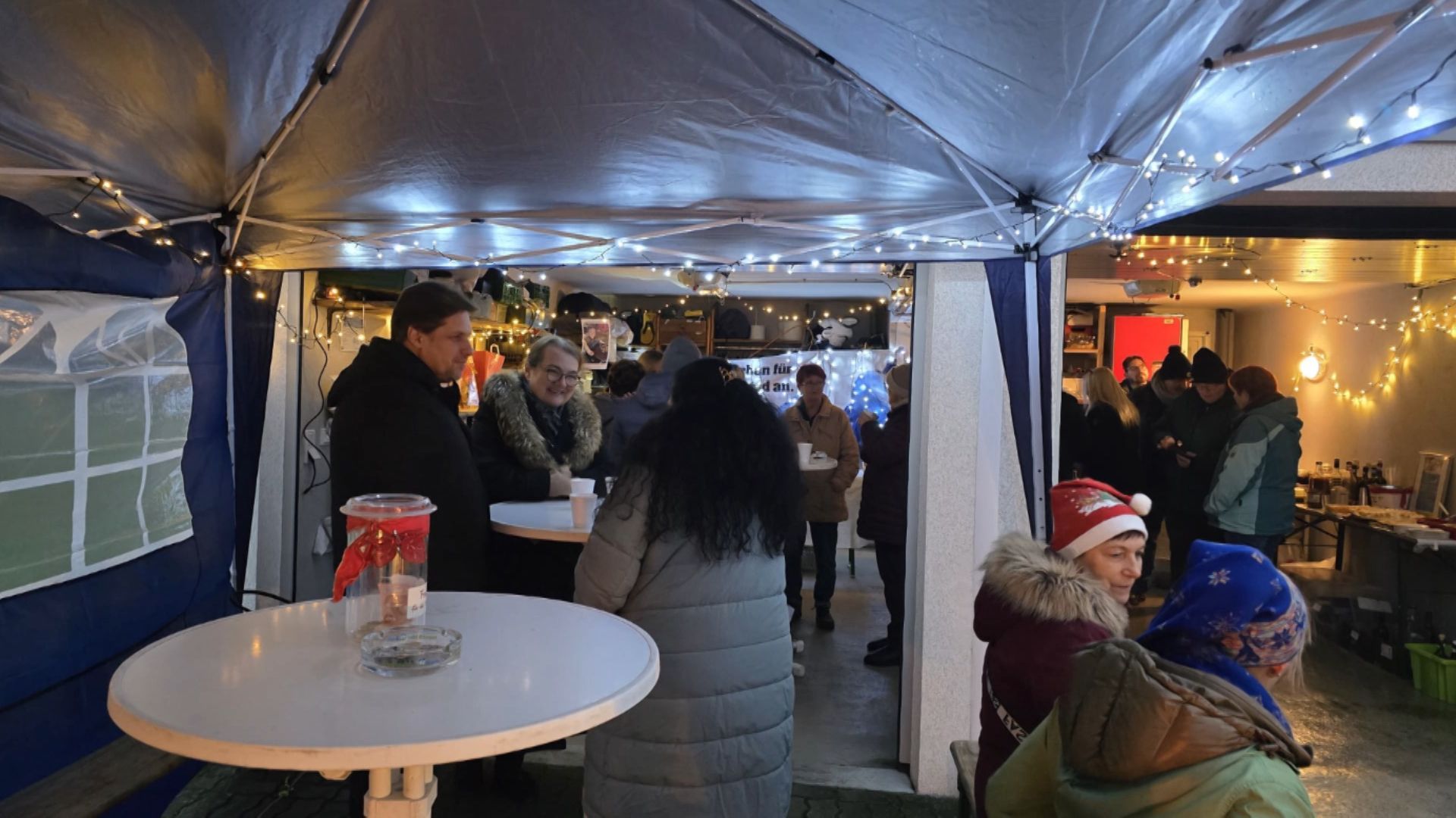 Leopoldsdorf-im-Marchfeld-Adventfenster-der-Familie-Murlasits-zugunsten-der-Schmetterlingskinder