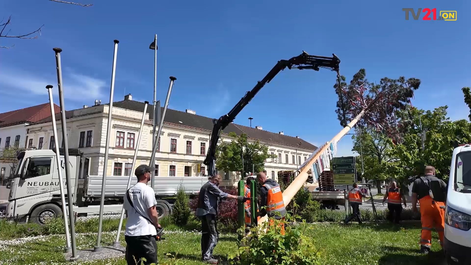 Video: Maibaumaufstellen in Groß-Enzersdorf Gemeinschaft und Wirtschaft im Mittelpunkt