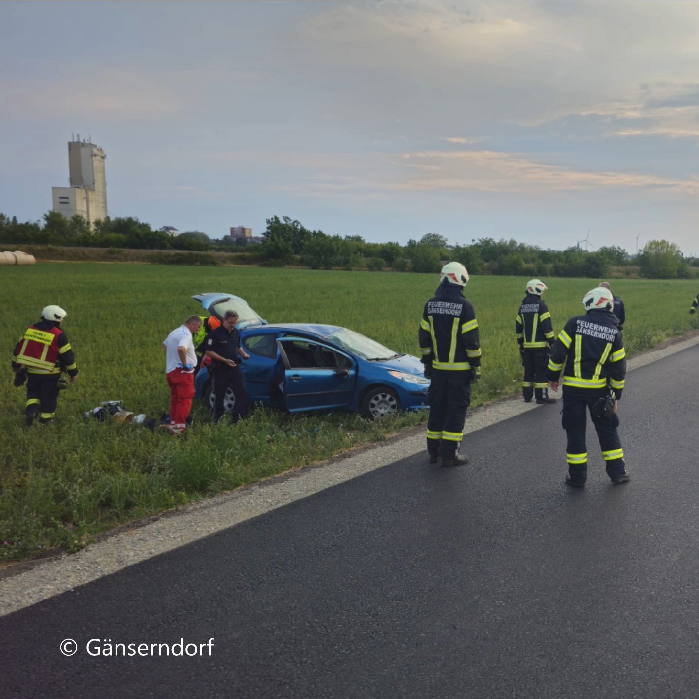 Video: Gänserndorf PKW kommt von Fahrbahn ab und landet im Feld – zwei Verletzte