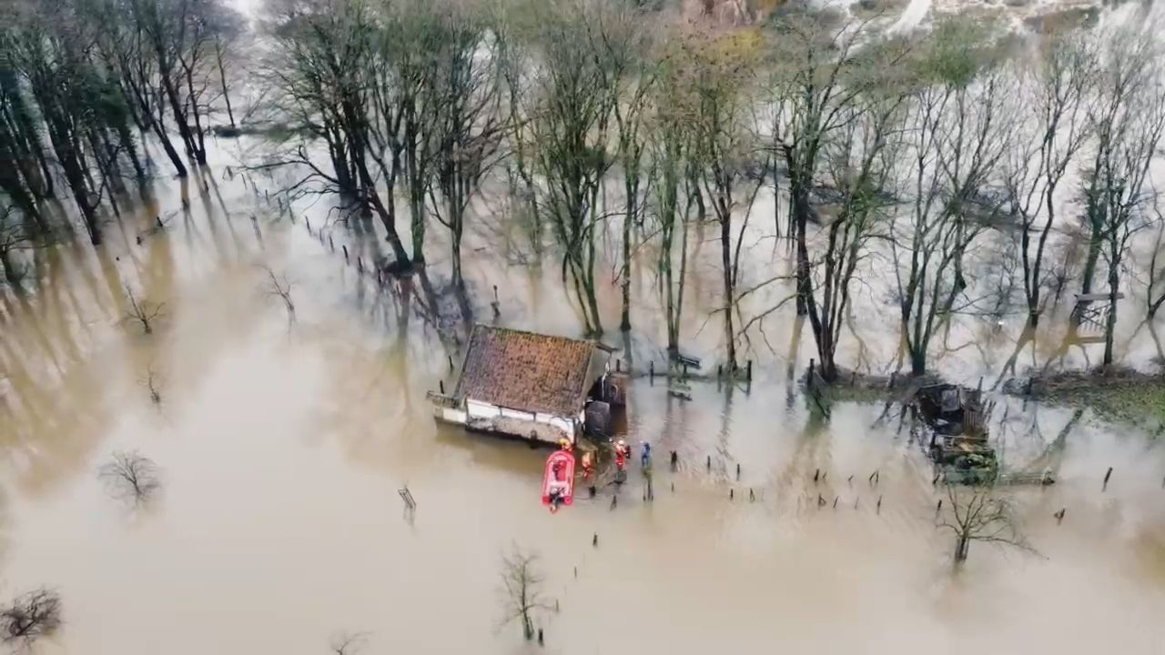 Hochwasser: Tiere in Einen-Müssingen aus dem Stall gerettet