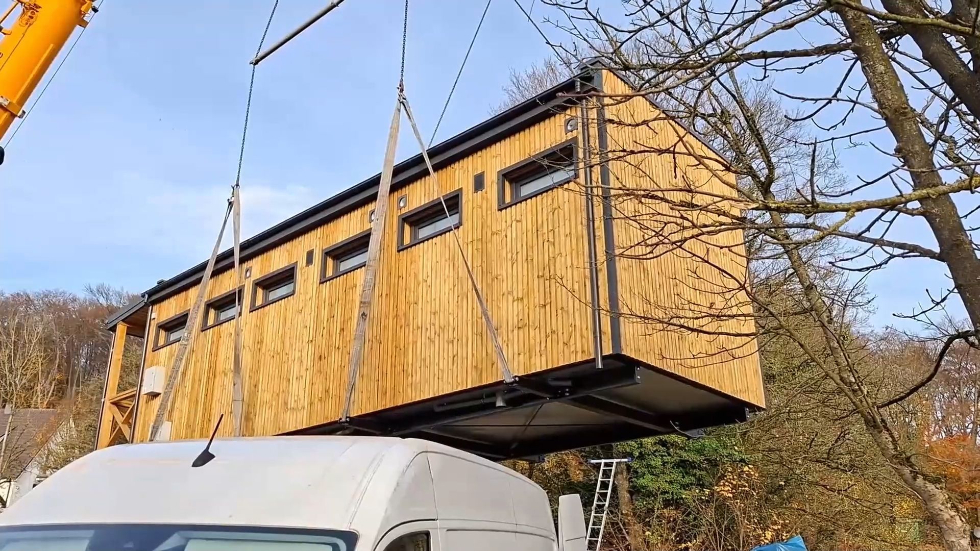 Video: Tonnenschweres Modul sorgt für Kraneinsatz am Waldstellplatz Lienen