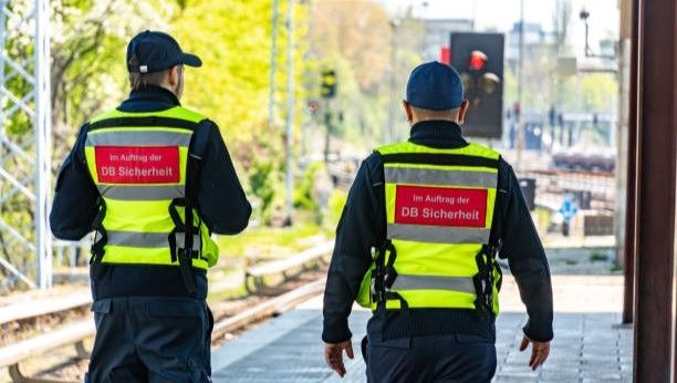 Gewalt gegen Bahnmitarbeitende nimmt dramatisch zu: Kampagne #mehrAchtung