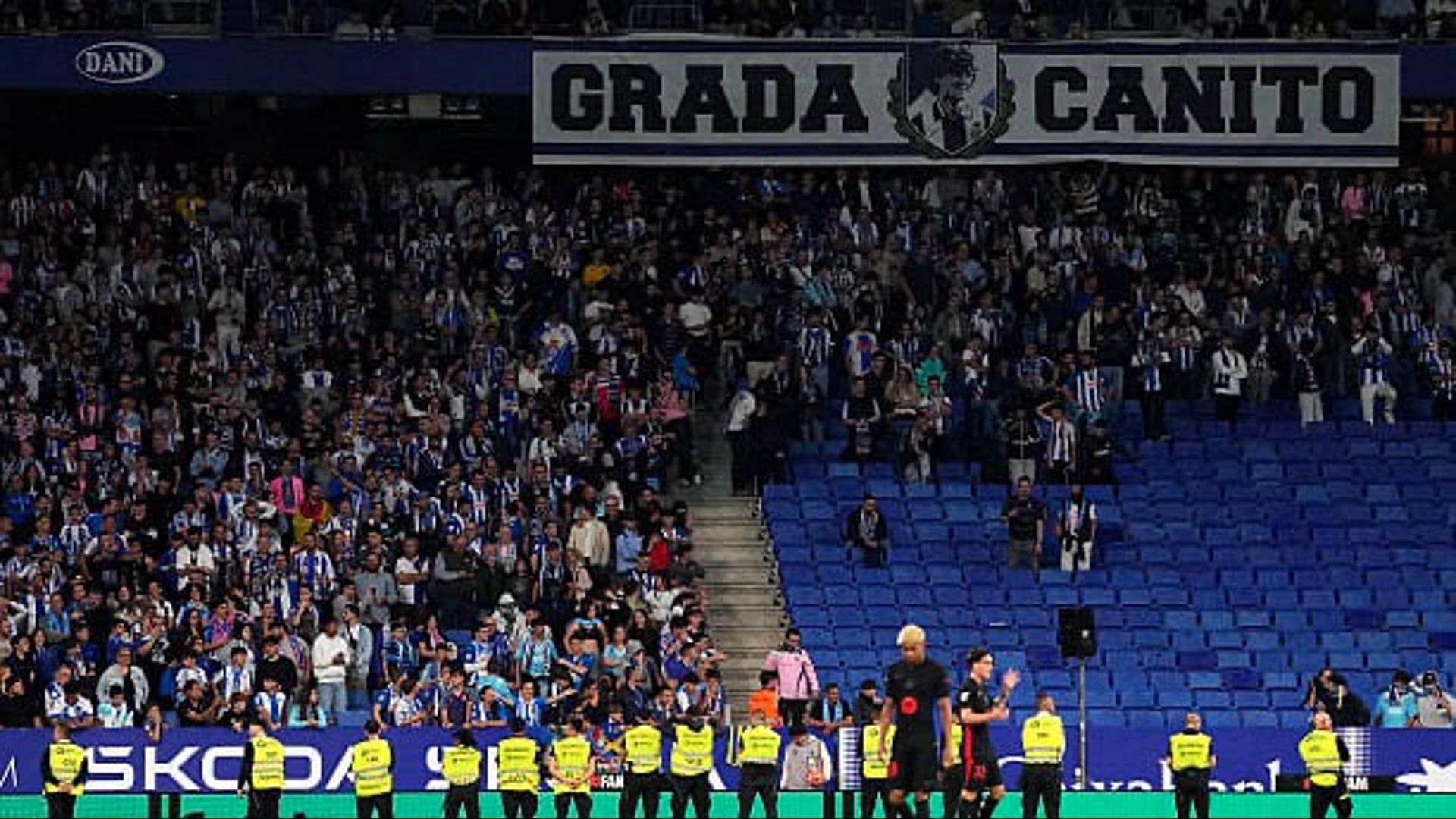13 Verletzte, nachdem ein Auto vor dem Spiel Barca-Espanyol in eine Menschenmenge gerast ist