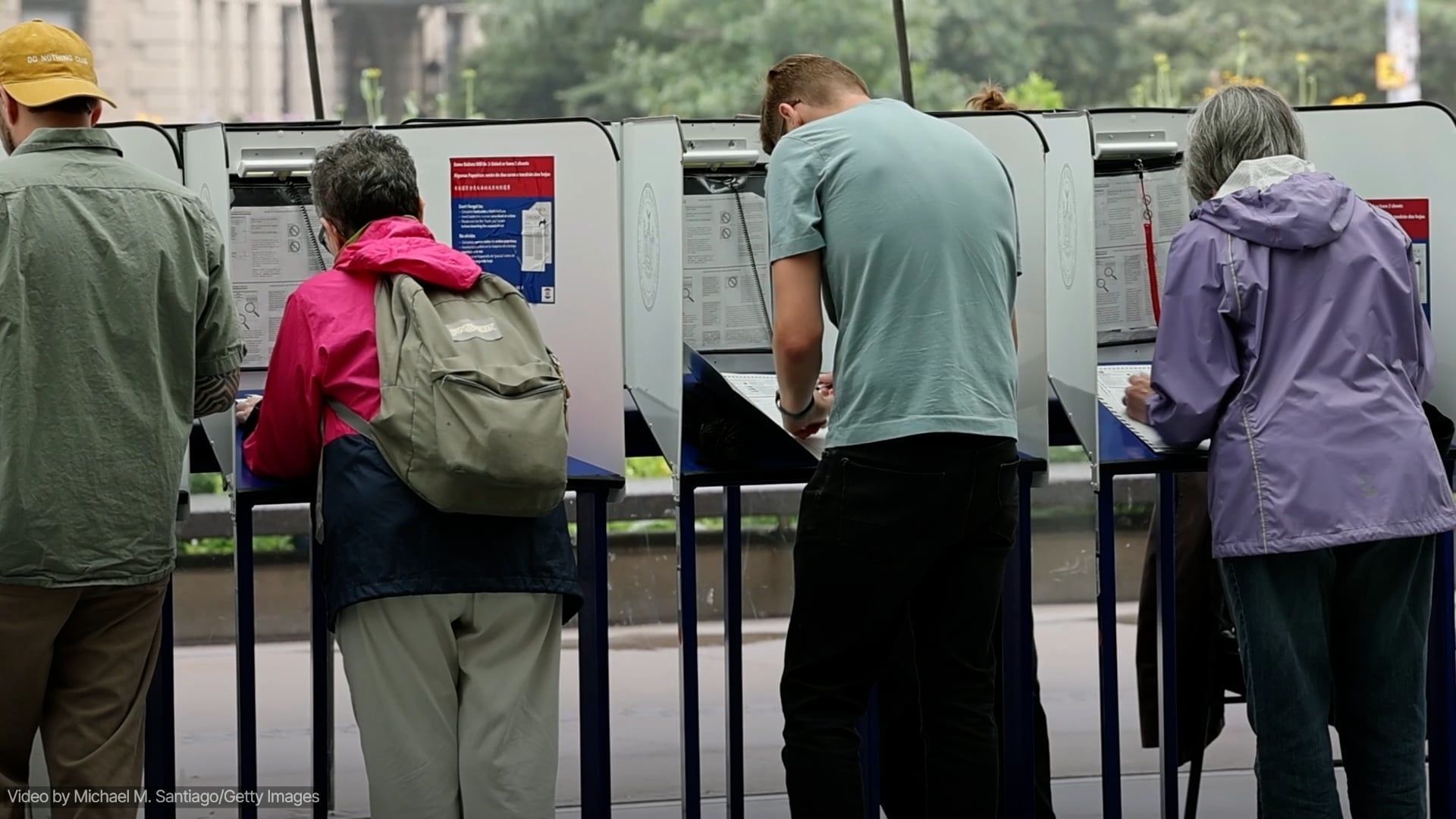 Video: DOJ will nicht wahlberechtigte Wähler in Swing States überprüfen und entfernen