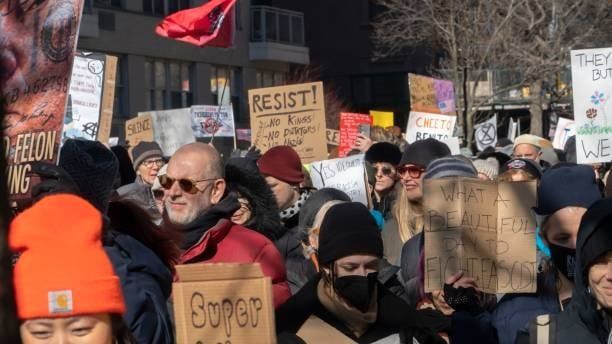 Video: Am Präsidententag Brechen Landesweit Proteste Gegen Trump Aus