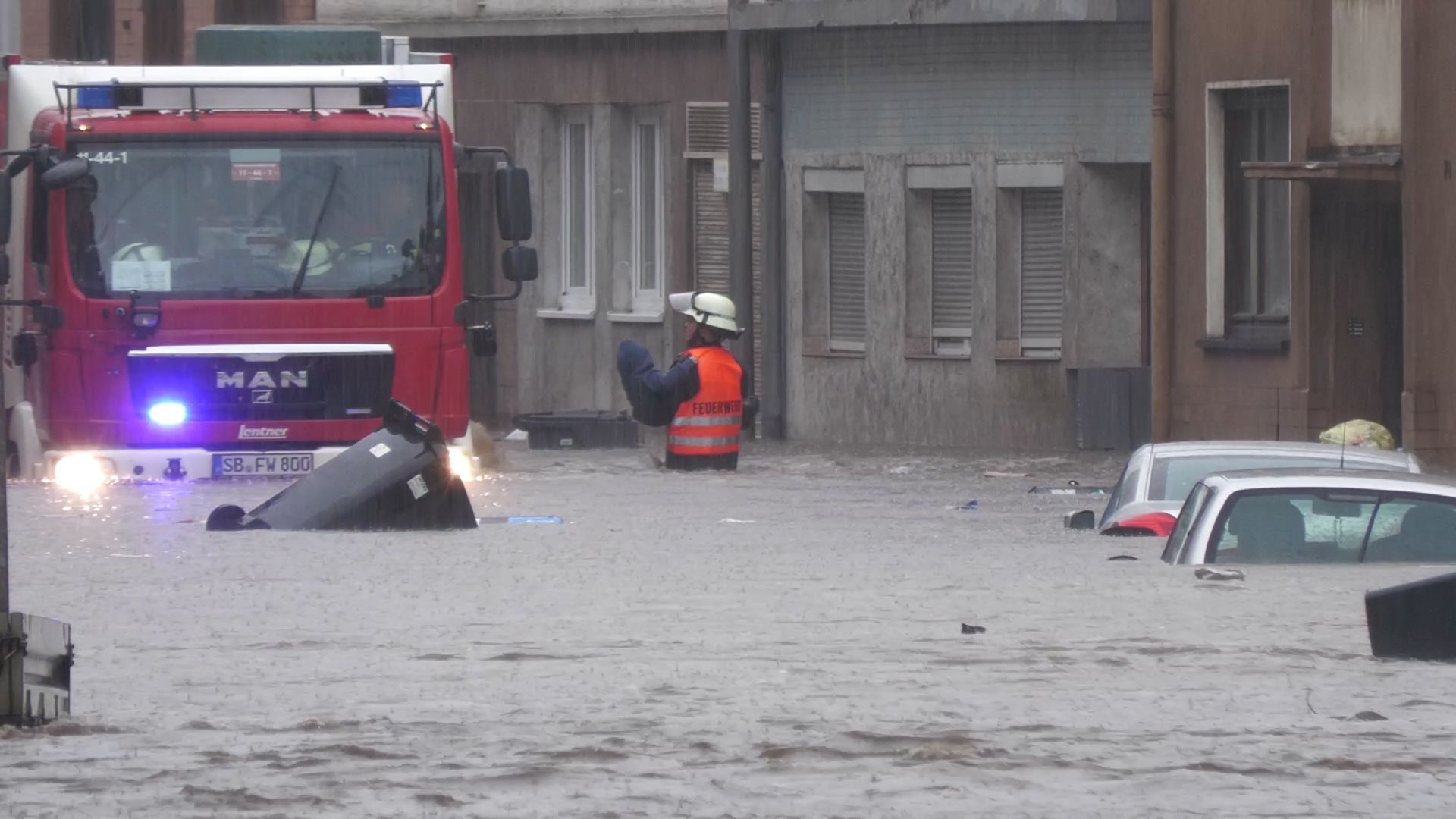 Flutkatastrophe im Saarland: Feuerwehrmann rettet Kind aus Fluten & Feuerwehr fährt sich in meterhohen Fluten fest
